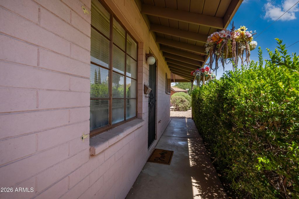 Image 21 of property listing at 940 E ROSE Lane, Phoenix, AZ 85014