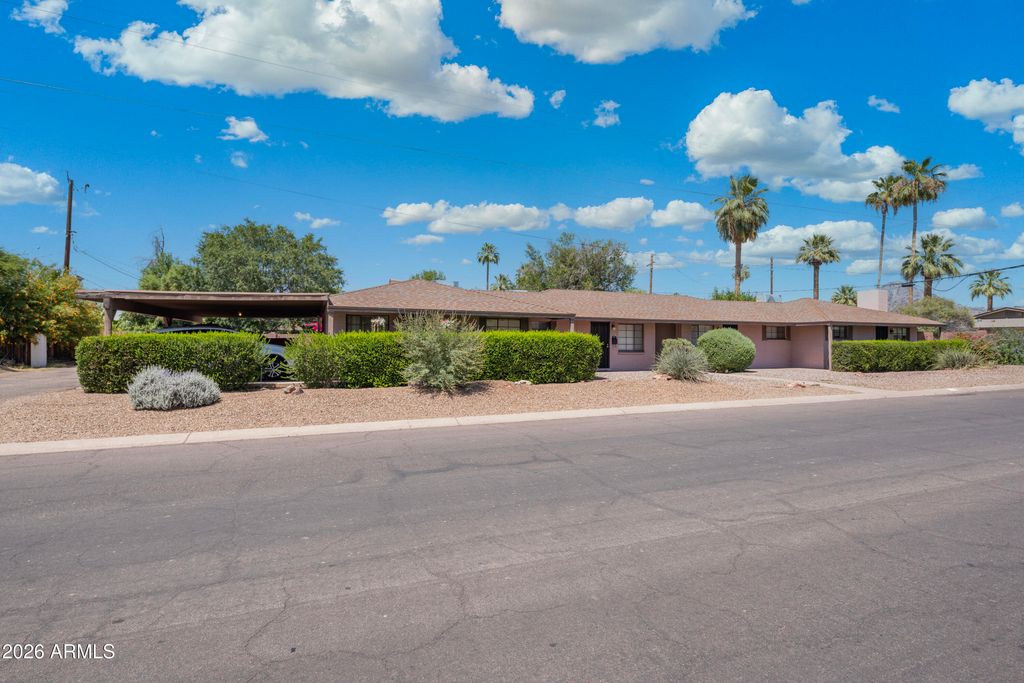 Image 23 of property listing at 940 E ROSE Lane, Phoenix, AZ 85014