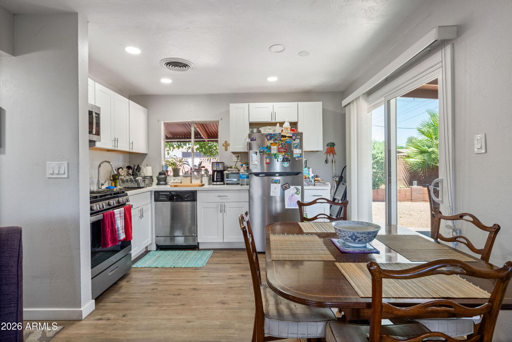Image 24 of property listing at 940 E ROSE Lane, Phoenix, AZ 85014