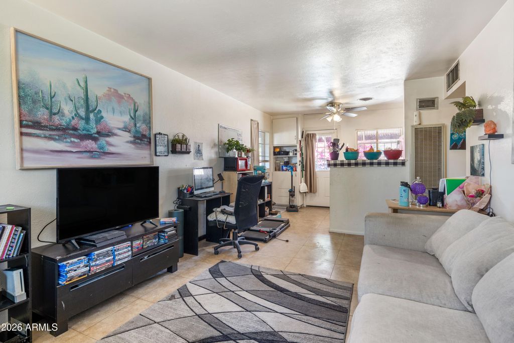 Image 30 of property listing at 940 E ROSE Lane, Phoenix, AZ 85014