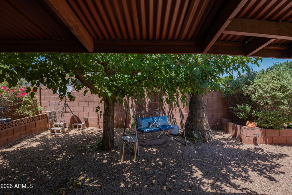 Image 8 of property listing at 940 E ROSE Lane, Phoenix, AZ 85014