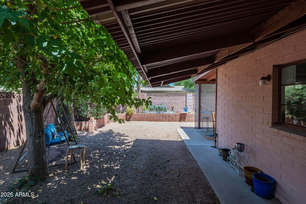 Image 9 of property listing at 940 E ROSE Lane, Phoenix, AZ 85014