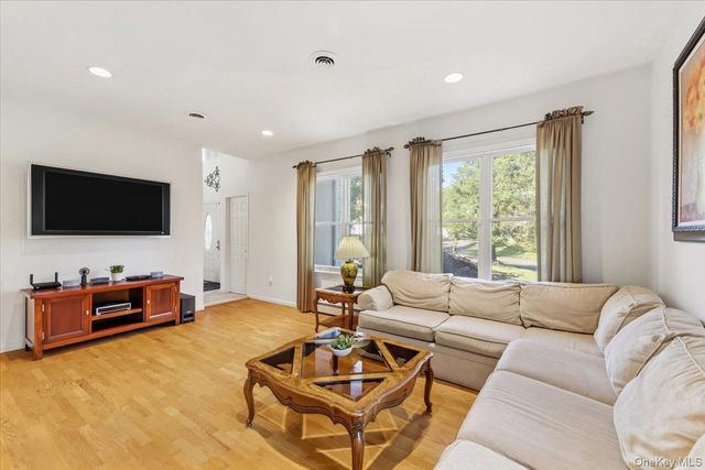 5 Dennis McHugh Court, Tappan, NY 10983
