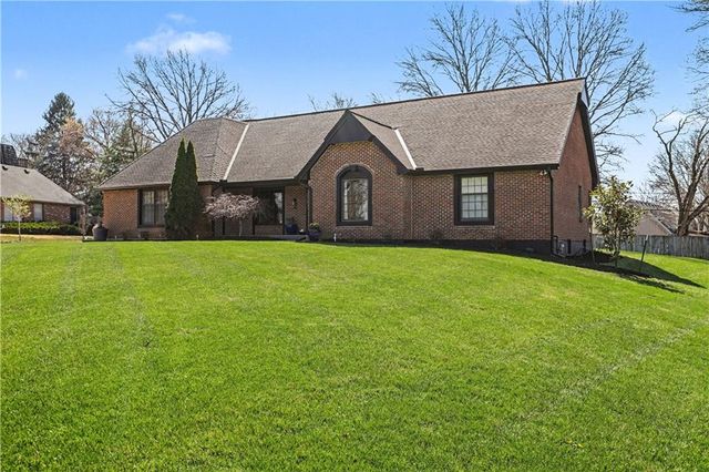 1027 W Burning Tree Drive, Kansas City, MO 64145