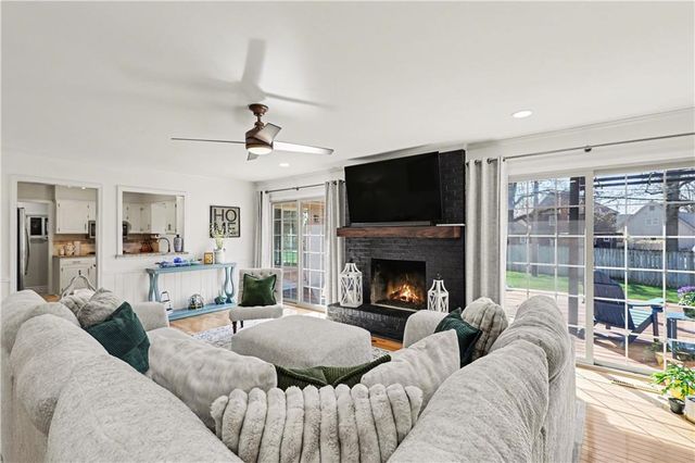 1027 W Burning Tree Drive, Kansas City, MO 64145