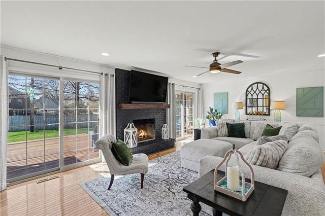 1027 W Burning Tree Drive, Kansas City, MO 64145