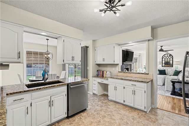 1027 W Burning Tree Drive, Kansas City, MO 64145