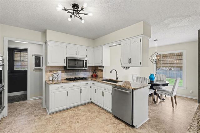 1027 W Burning Tree Drive, Kansas City, MO 64145