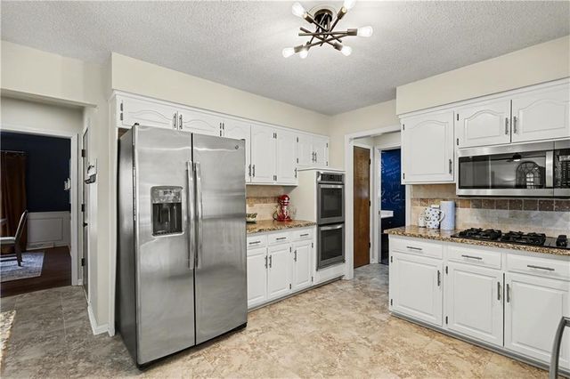 1027 W Burning Tree Drive, Kansas City, MO 64145