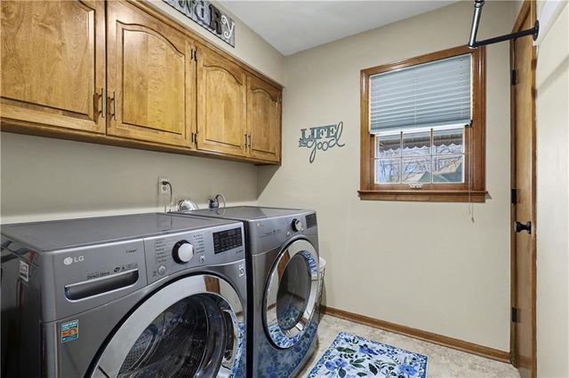 1027 W Burning Tree Drive, Kansas City, MO 64145