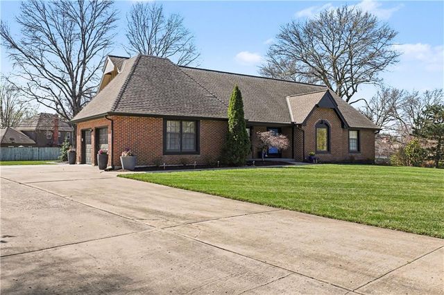 1027 W Burning Tree Drive, Kansas City, MO 64145