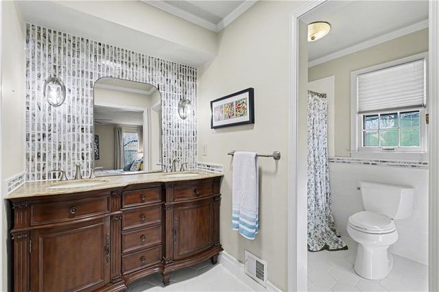 1027 W Burning Tree Drive, Kansas City, MO 64145