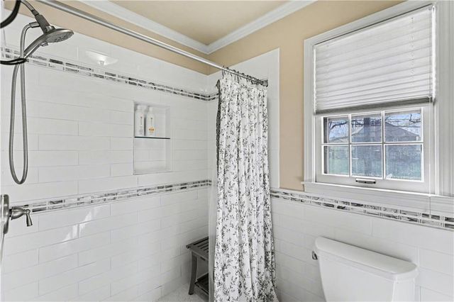 1027 W Burning Tree Drive, Kansas City, MO 64145