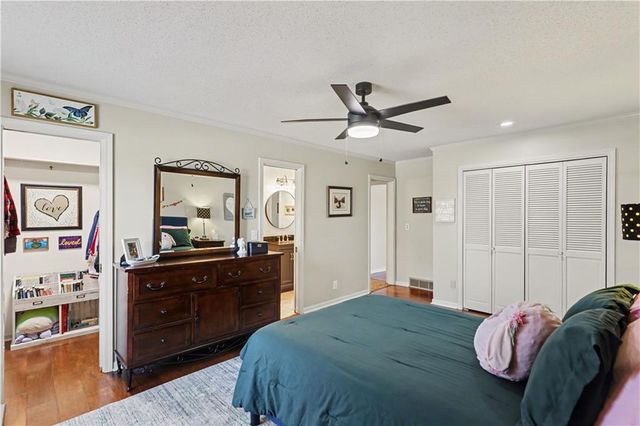 1027 W Burning Tree Drive, Kansas City, MO 64145