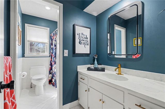 1027 W Burning Tree Drive, Kansas City, MO 64145