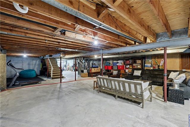 1027 W Burning Tree Drive, Kansas City, MO 64145