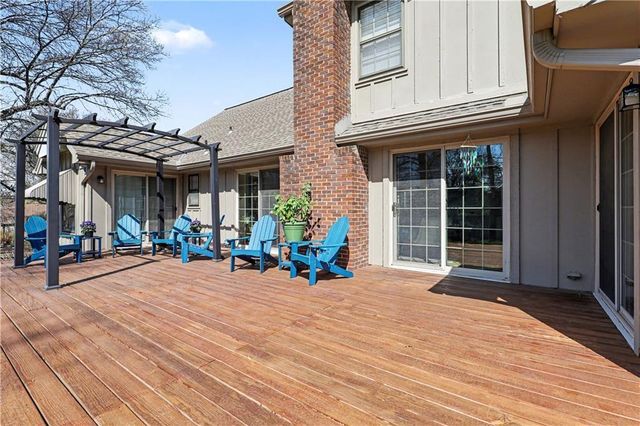 1027 W Burning Tree Drive, Kansas City, MO 64145