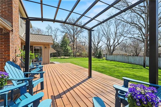 1027 W Burning Tree Drive, Kansas City, MO 64145