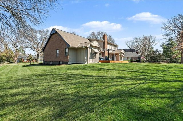 1027 W Burning Tree Drive, Kansas City, MO 64145