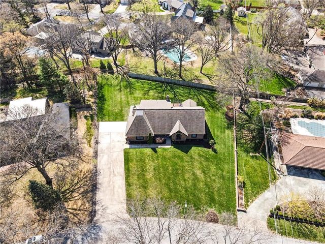 1027 W Burning Tree Drive, Kansas City, MO 64145