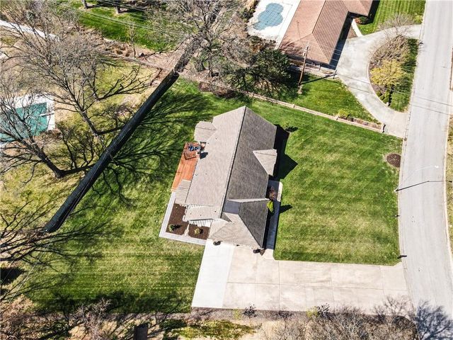 1027 W Burning Tree Drive, Kansas City, MO 64145