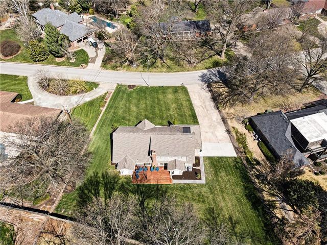 1027 W Burning Tree Drive, Kansas City, MO 64145