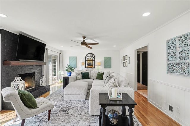 1027 W Burning Tree Drive, Kansas City, MO 64145