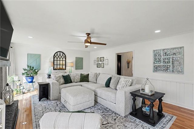 1027 W Burning Tree Drive, Kansas City, MO 64145