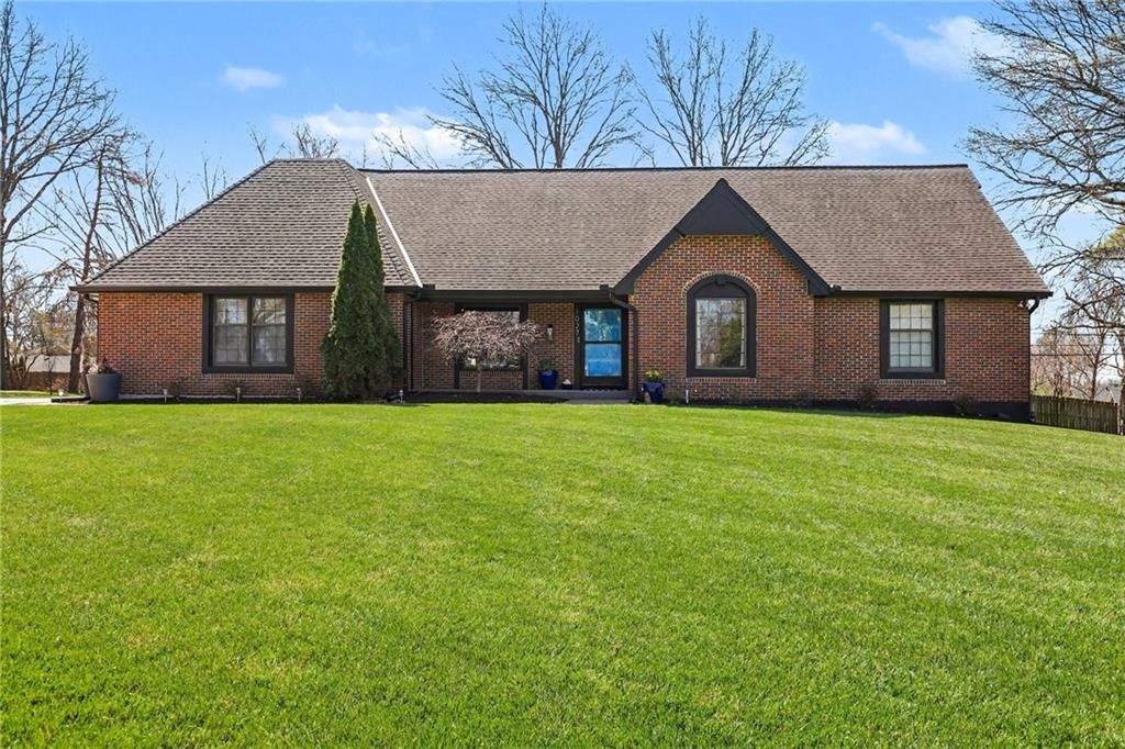 1027 W Burning Tree Drive, Kansas City, MO 64145