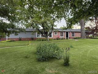 10074 Briarwood Drive, Ladue, MO 63124