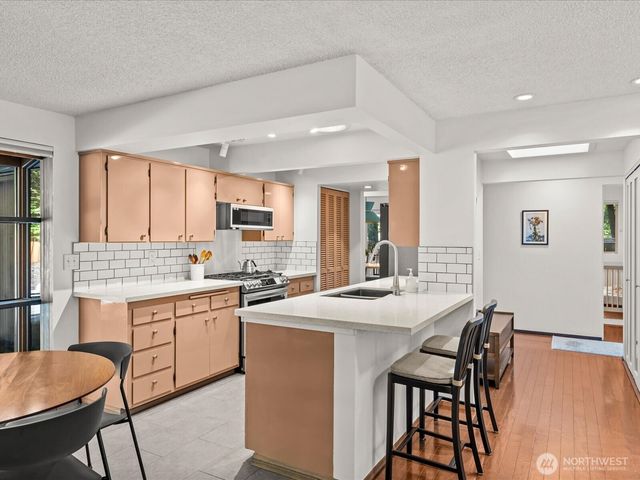 5925 NE 202nd Lane, Kenmore, WA 98208