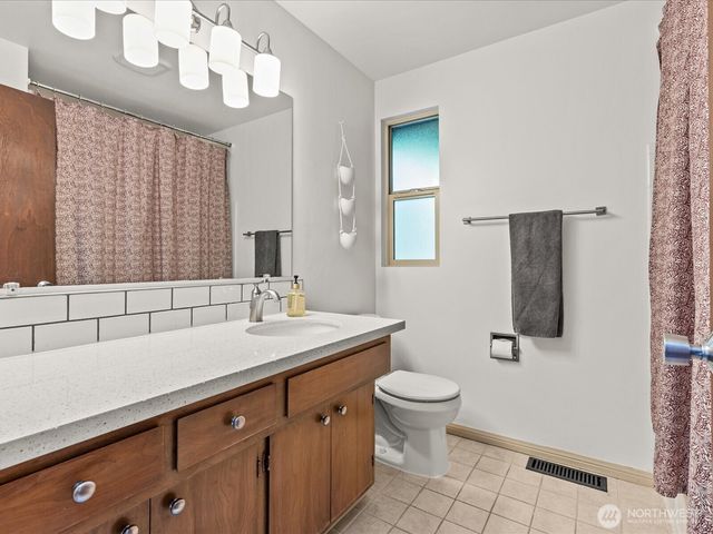 5925 NE 202nd Lane, Kenmore, WA 98208