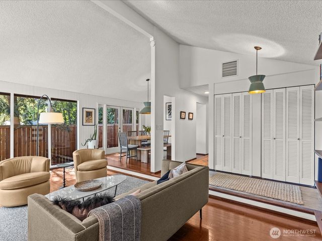 5925 NE 202nd Lane, Kenmore, WA 98208