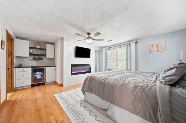 210 Boxwood Ln, Bridgewater, MA 02324