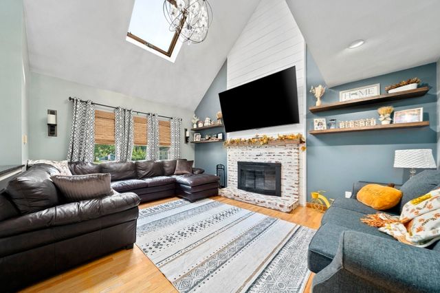 210 Boxwood Ln, Bridgewater, MA 02324