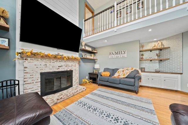210 Boxwood Ln, Bridgewater, MA 02324