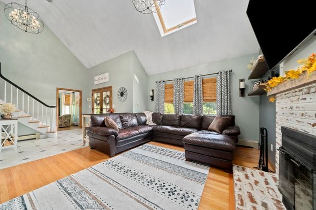210 Boxwood Ln, Bridgewater, MA 02324