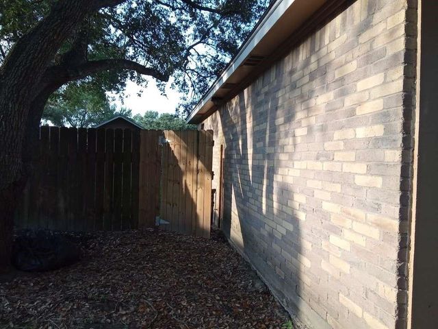 2410 Daffodil Street, Highlands, TX 77562