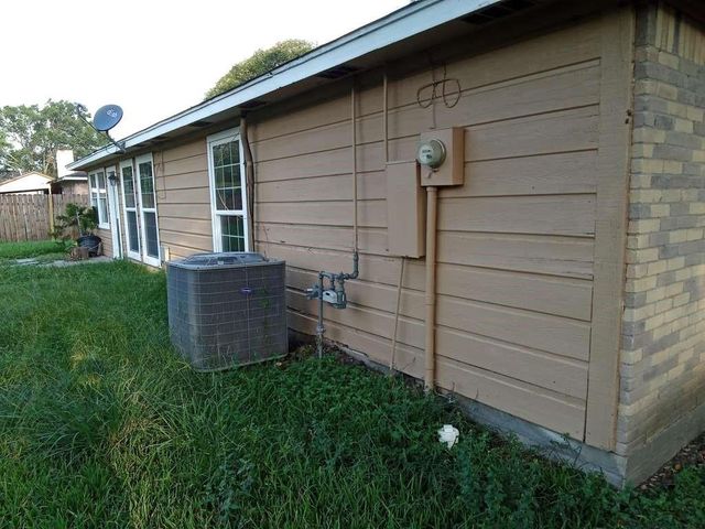 2410 Daffodil Street, Highlands, TX 77562