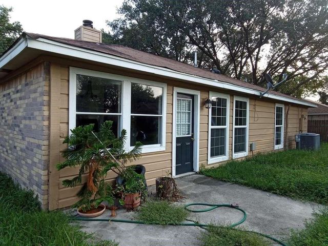 2410 Daffodil Street, Highlands, TX 77562