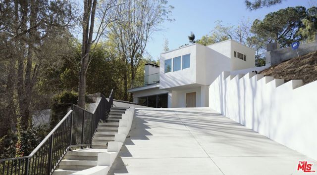 2690 Zorada Drive, Los Angeles, CA 90046
