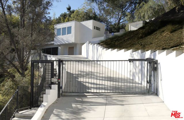 2690 Zorada Drive, Los Angeles, CA 90046