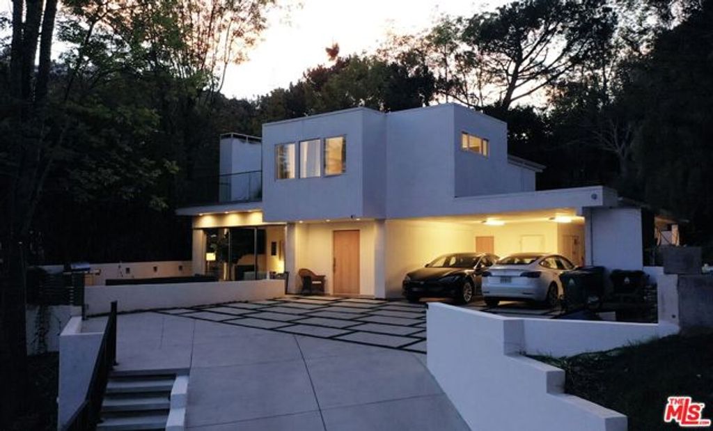 2690 Zorada Drive, Los Angeles, CA 90046