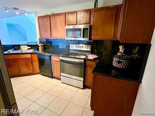 8425 Towne Center Circle 56, Warren, MI 48093