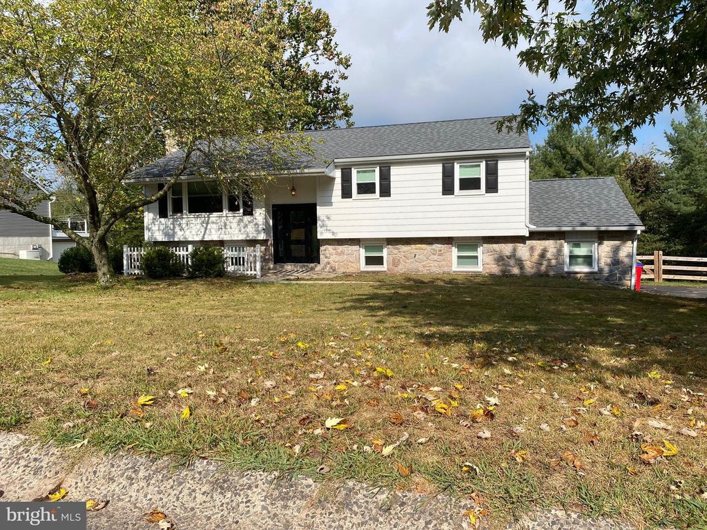 1131 CRESTWOOD DR, Pottstown, PA 19464