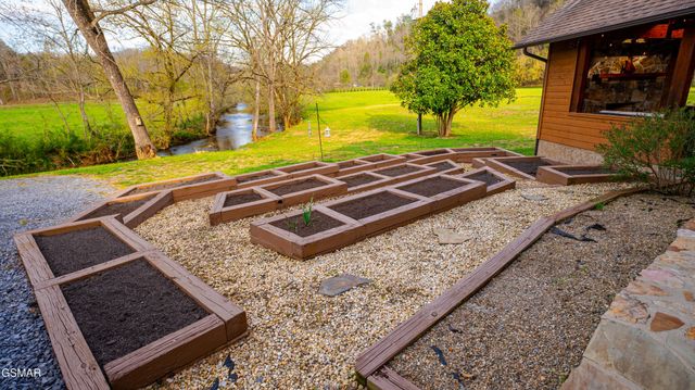 4242 Pearl Valley Road, Sevierville, TN 37876