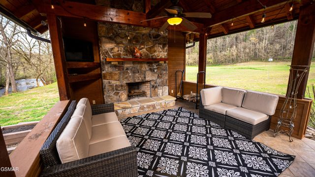 4242 Pearl Valley Road, Sevierville, TN 37876