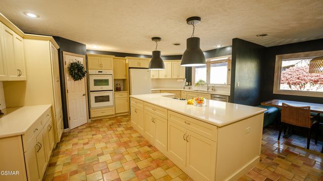 4242 Pearl Valley Road, Sevierville, TN 37876