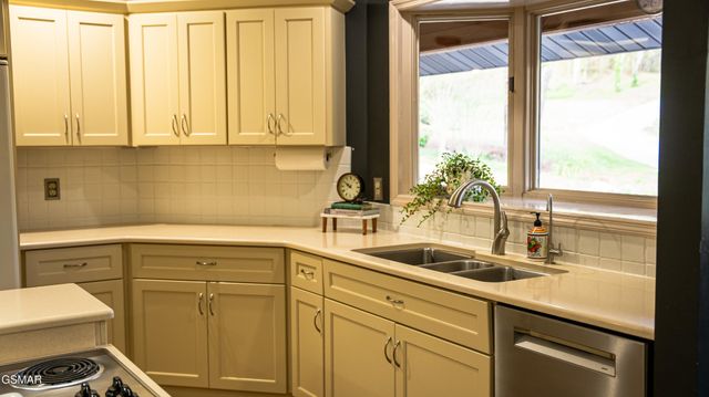 4242 Pearl Valley Road, Sevierville, TN 37876