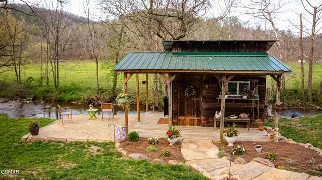 4242 Pearl Valley Road, Sevierville, TN 37876